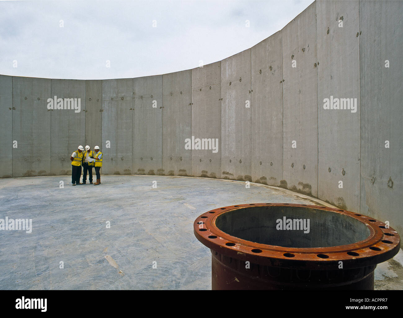 site-workers-at-a-waste-water-treatment-plant-under-construction-stock