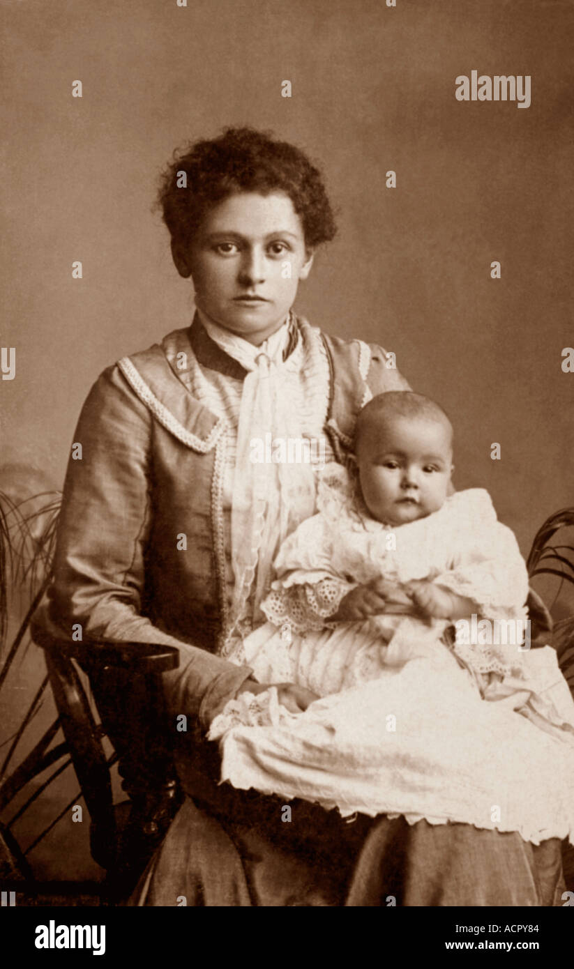 CDV portrait of pretty attractive young Victorian mother holding her baby, from the Bolton or Manchester studio of Fred Ash, U.K. circa 1888 Stock Photo