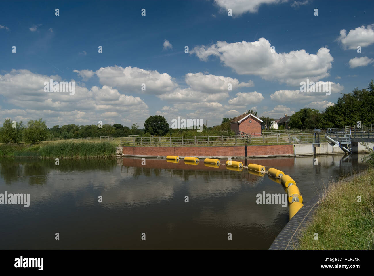 Marsh Lane Weir on the Jubilee River Stock Photo Alamy