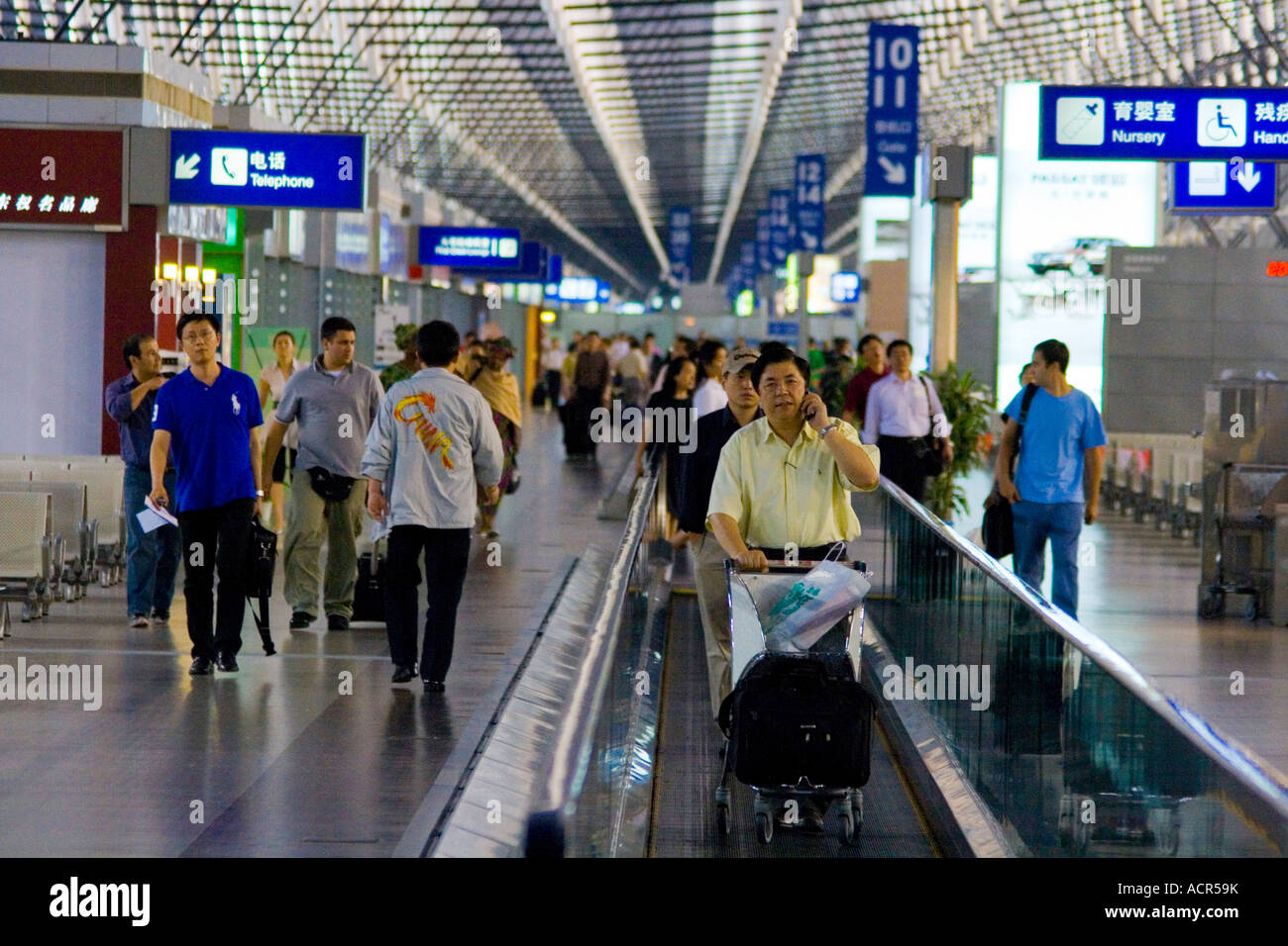 Walkway pudong shanghai china hi-res stock photography and images - Alamy