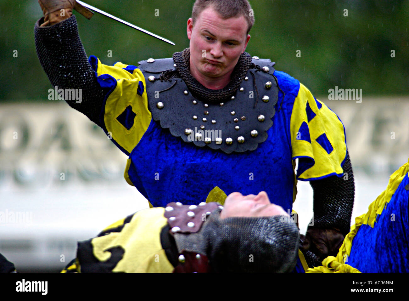 re-enactor men at arms fighting a duel using broad swords 22nd October 2006 Robin Hood Pageant at Nottingham Castle City of Nottingham East Midlands UK Stock Photo