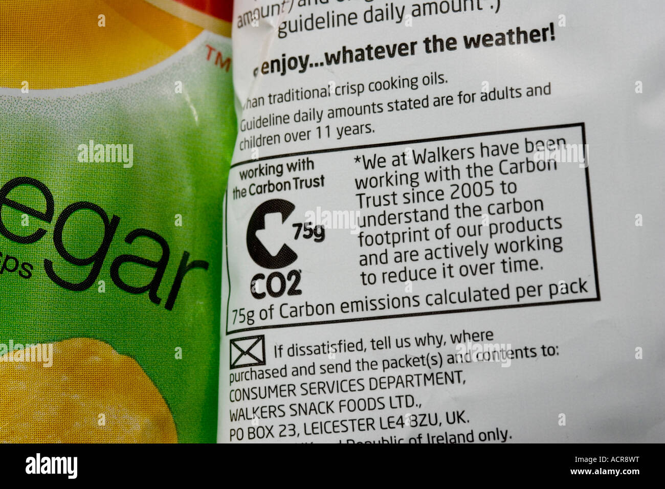 Carbon emissions label showing carbon footprint on Walkers alt and vinegar crisp packet UK Stock Photo