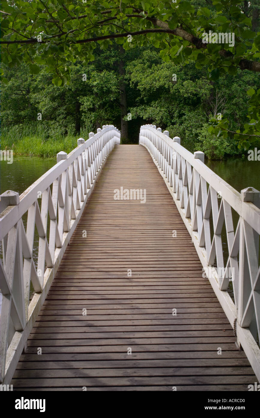 White wooden bridge railing hi-res stock photography and images - Alamy