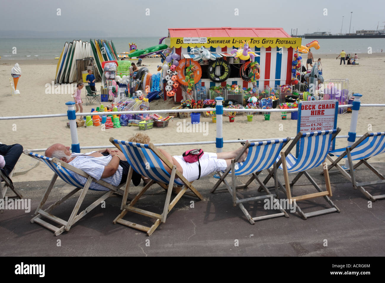 Deck chairs for hire sign hires stock photography and images Alamy