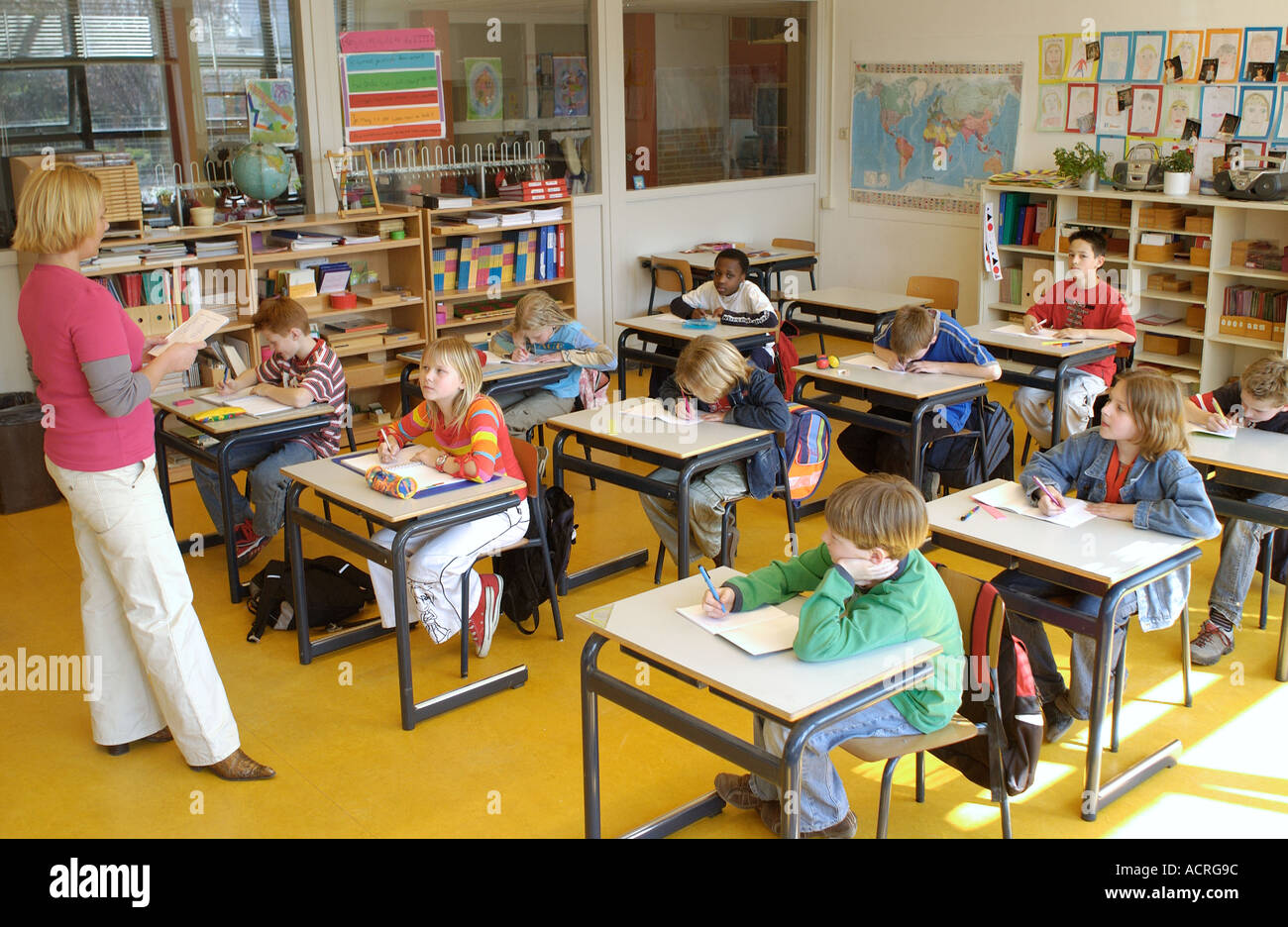 Primary student classroom hi-res stock photography and images - Alamy