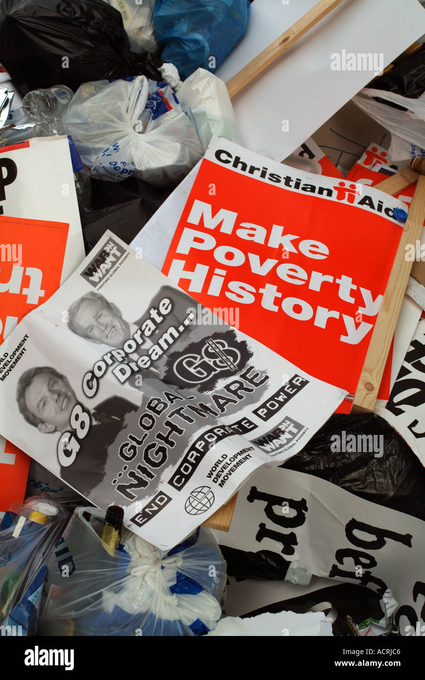 MAKE POVERTY HISTORY placards thrown on to a pile of rubbish at the Meadows, Edinburgh, Scotland, UK. Stock Photo