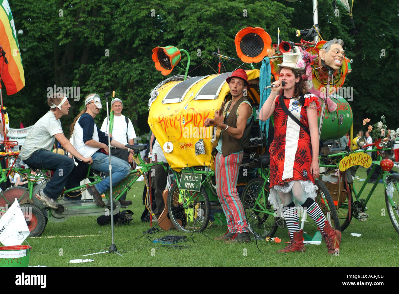 Performing in front of the Rinky Dink mobile sound system at the MAKE POVERTY HISTORY rally on the Meadows Stock Photo