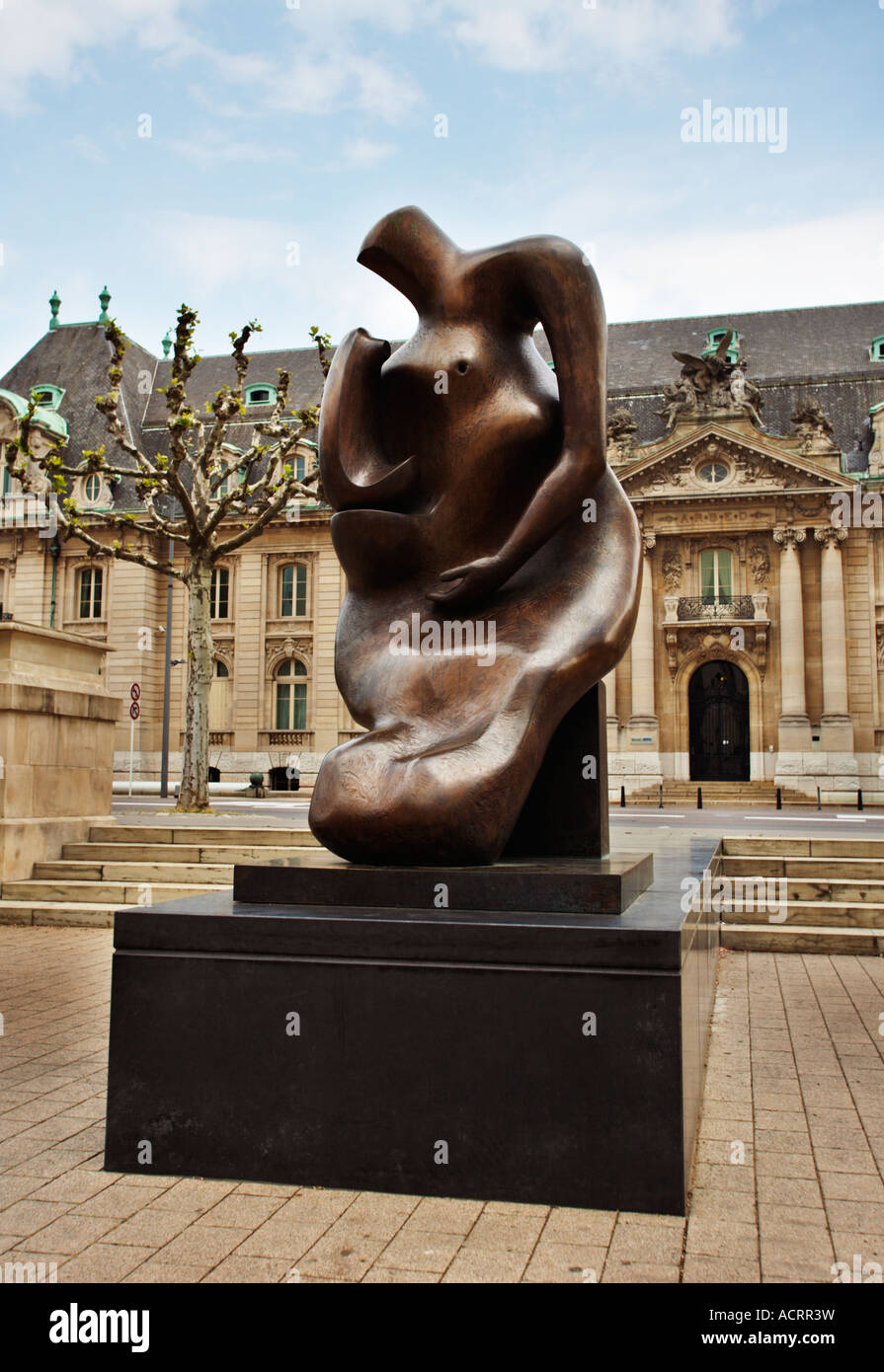 Mother and Child bronze sculpture by Henry Moore in Luxembourg City Stock Photo