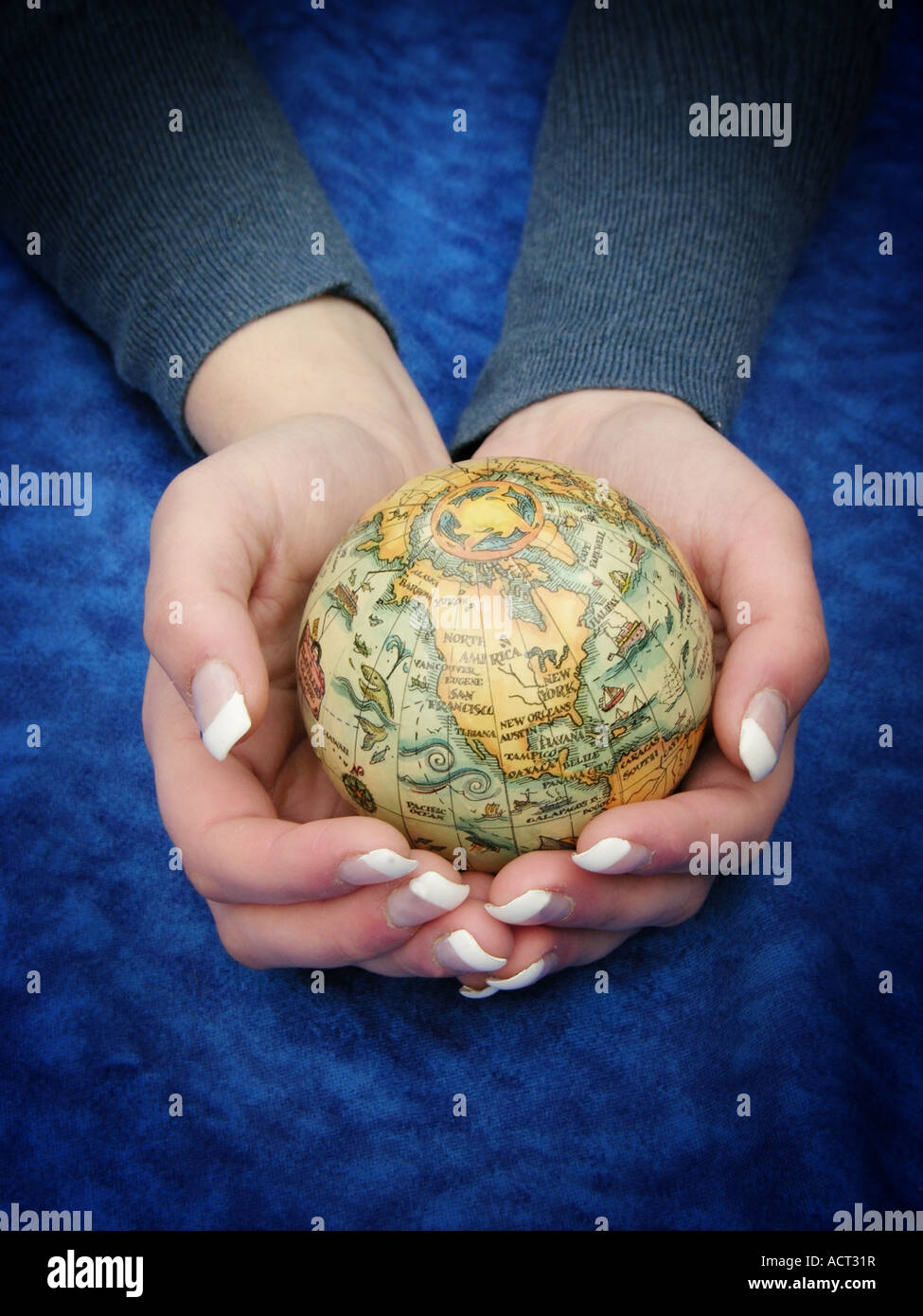 Hands holding globe hi-res stock photography and images - Alamy