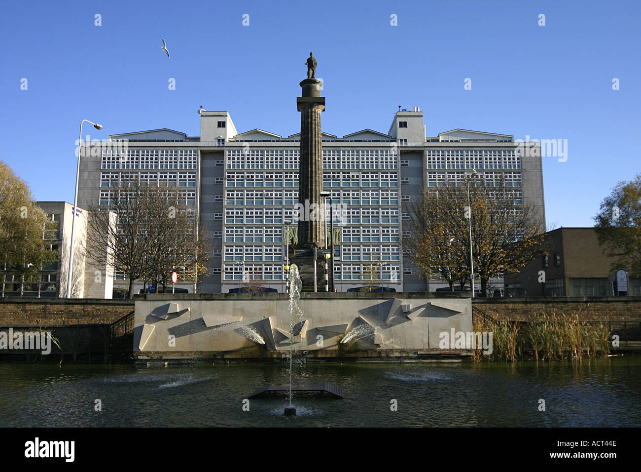 Statue of William Wilberforce with Hull College in the background Stock