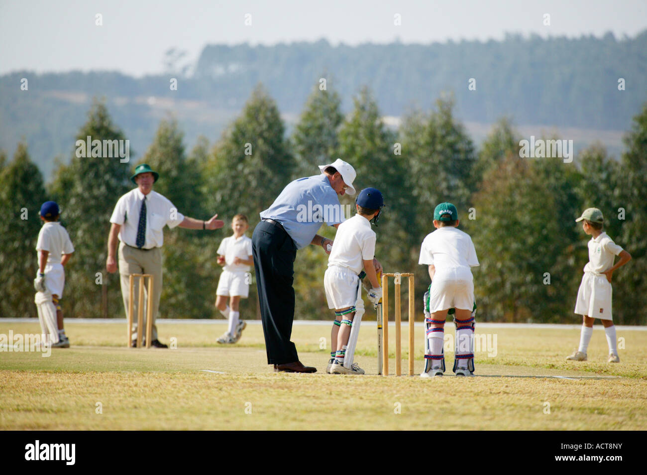 School children playing cricket hires stock photography and images Alamy