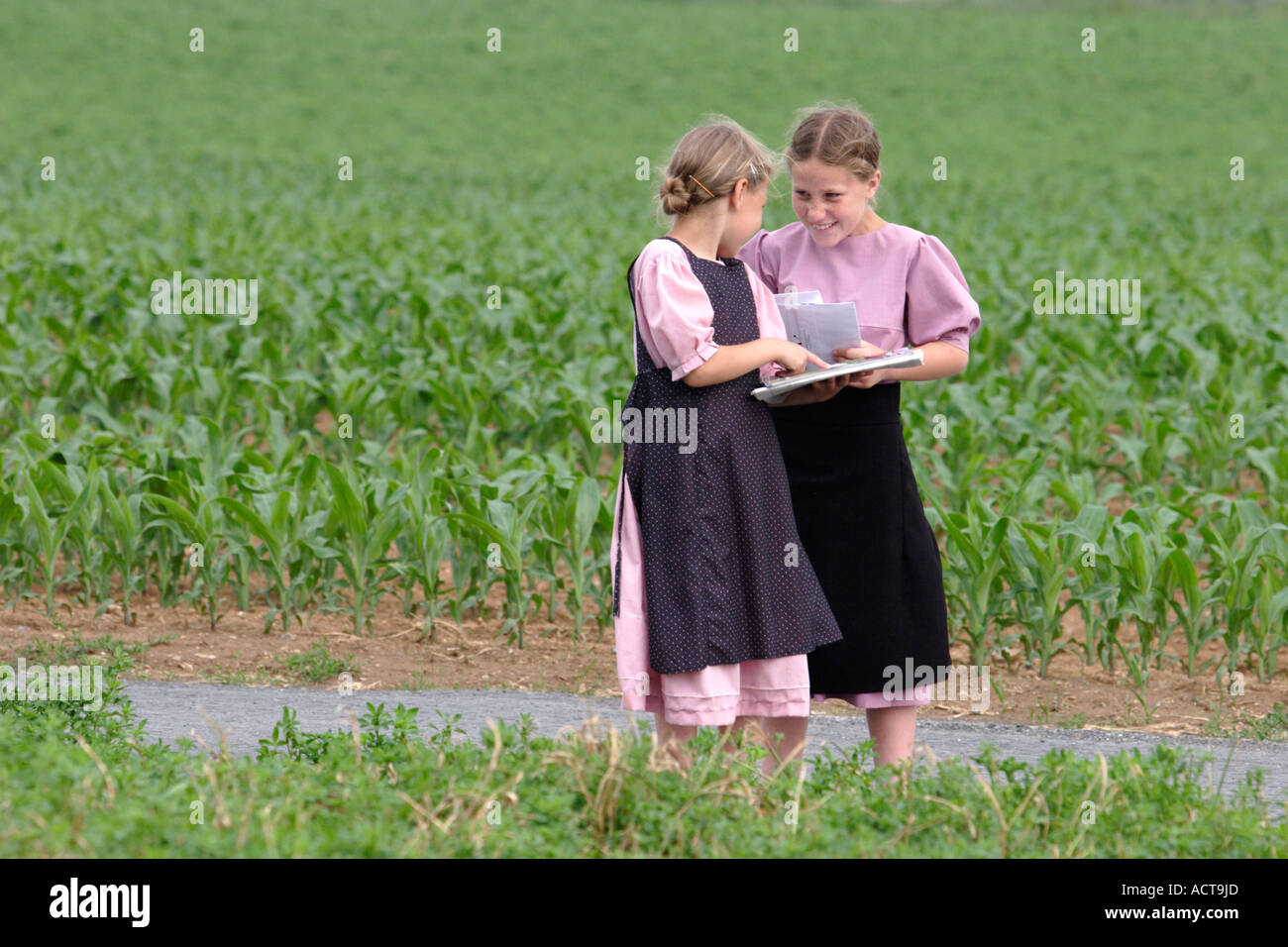 Two Amish girls share a joke in Lancaster, Pennsylvania Stock Photo