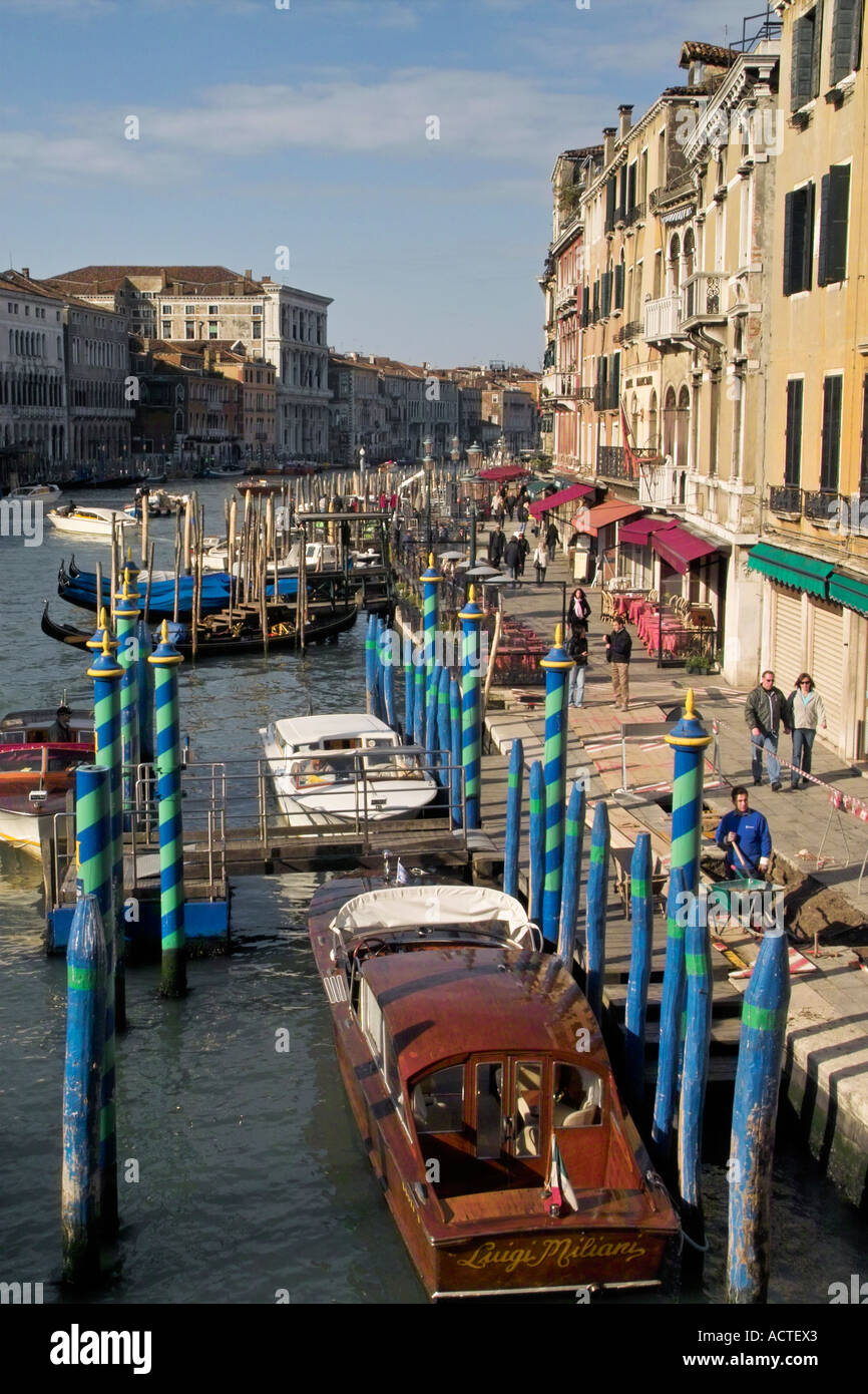 Venice canal bustling boats hi-res stock photography and images - Alamy