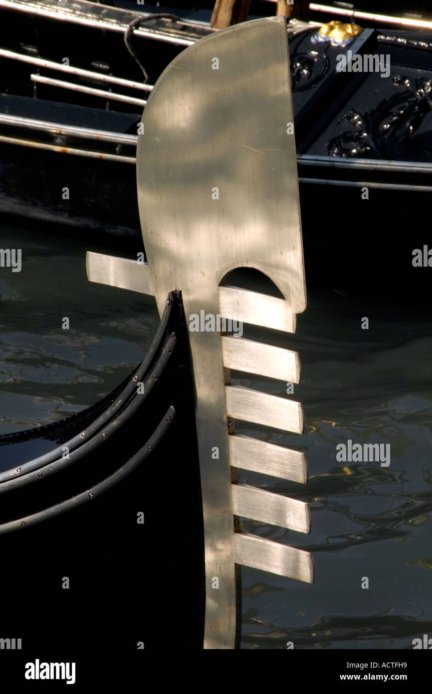 Gondola traditional boat hi-res stock photography and images - Alamy