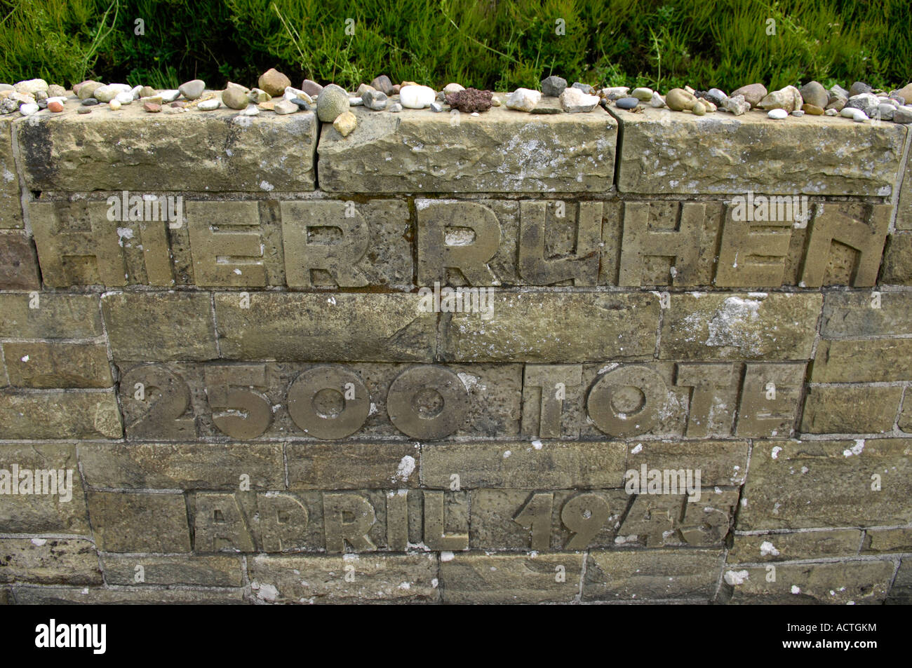 grave burial site mass grave hier ruhen 2500 toten here lies 2500 dead ...