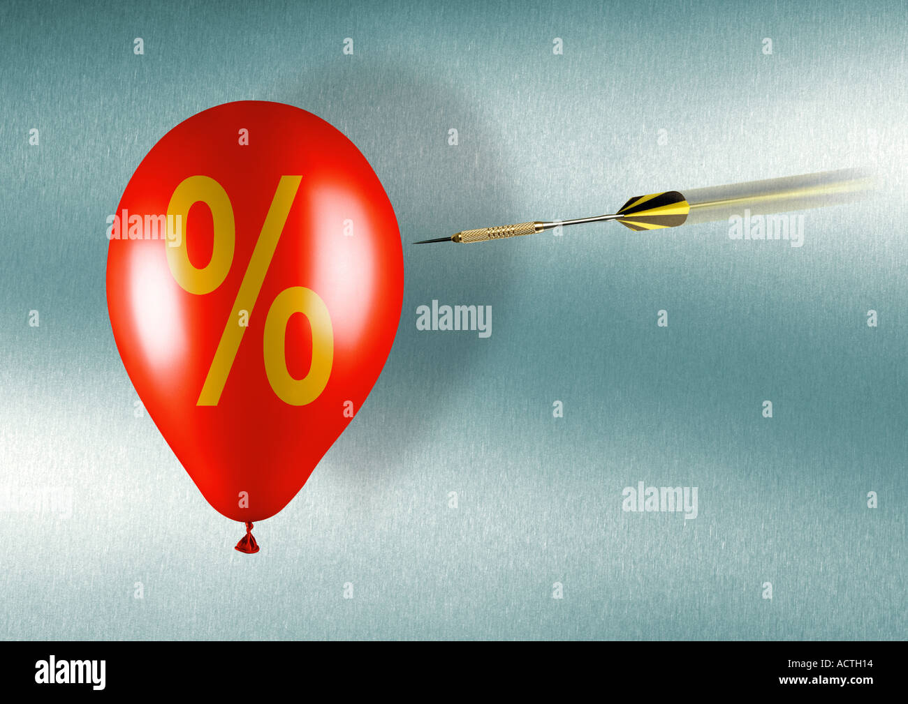 balloon witz percentage logo and a flying dart Ballon mit Prozentzeichen und ein fliegender Dartpfeil Stock Photo