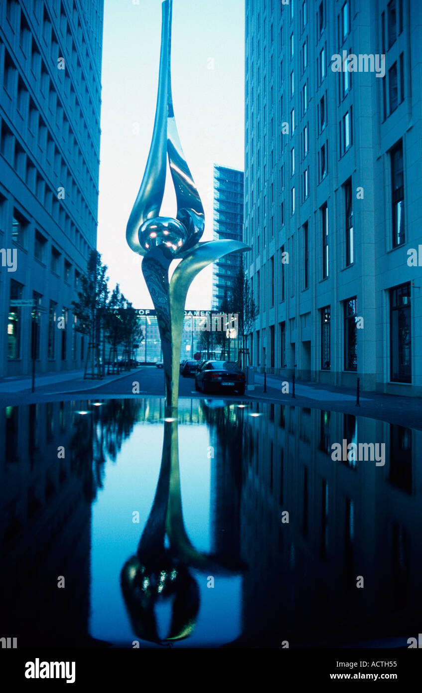 inge-beisheim-square-with-sculpture-phoenix-potsdamer-platz-berlin