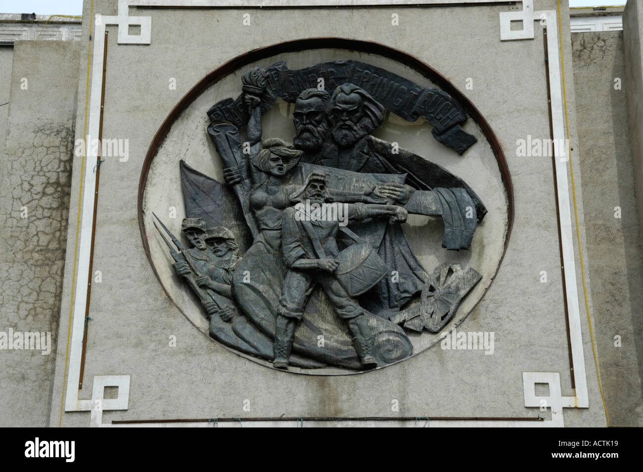 Socialistic emblem with the banner Proletarier aller Länder vereinigt Euch and Marx and Lenin at the building at the Liberty