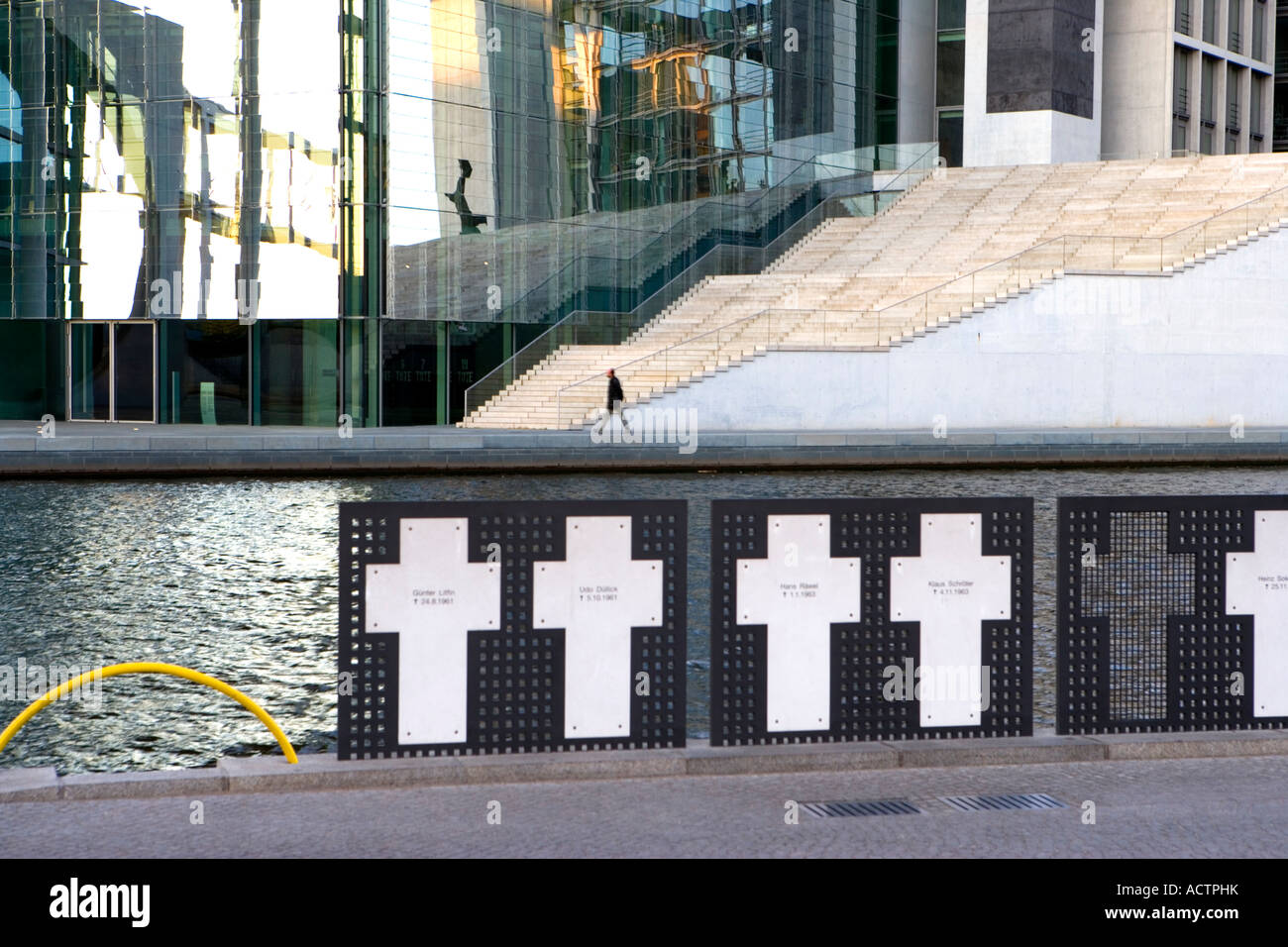 BERLIN MEMORIAL "WHITE CROSSES" MARIE-ELISABETH-LUEDERS BUILDING IN THE BACKGROUND, GERMANY Stock Photo