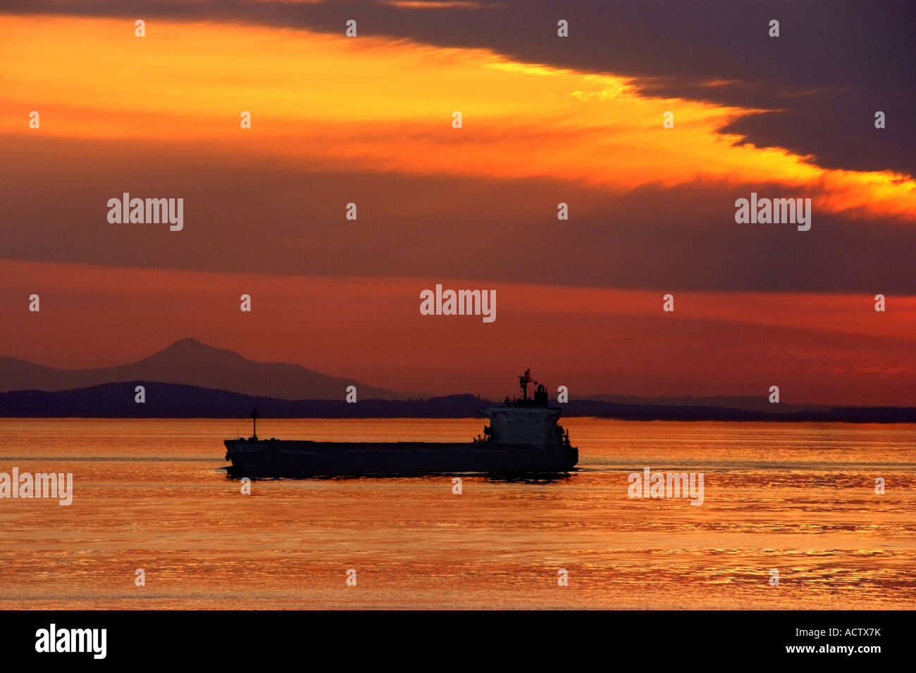 Glow light color lake lake hi-res stock photography and images - Alamy