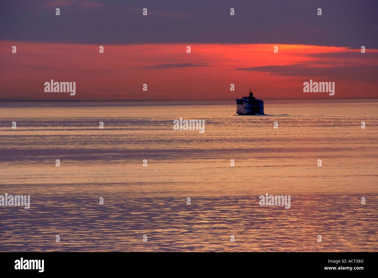 Golden hour columbia lake hi-res stock photography and images - Alamy