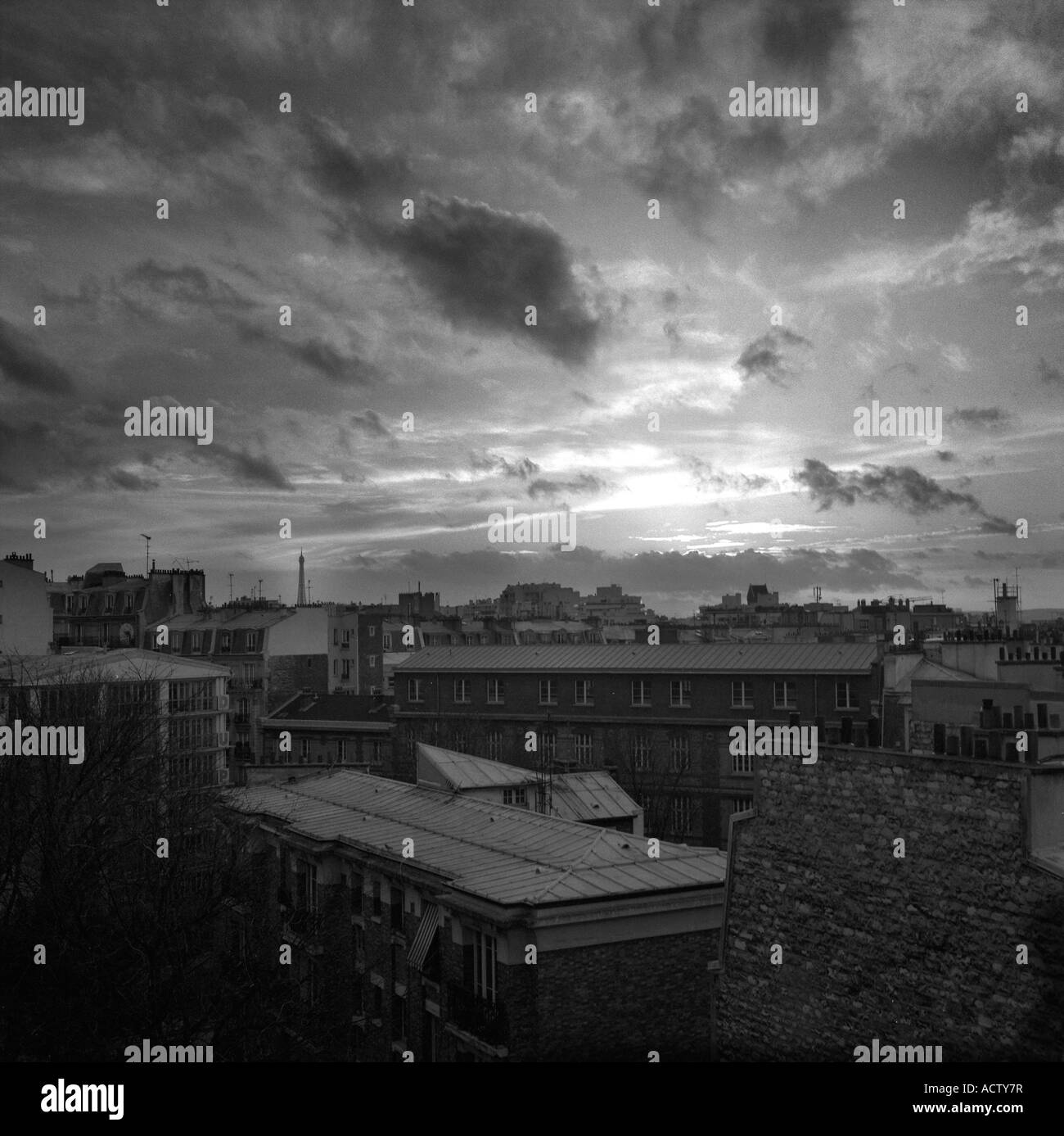 Paris skyline black and white hi-res stock photography and images - Alamy