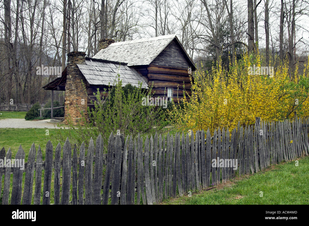 Spring blossoms at the Mountain Farm Museum cottage at the Ocunaluftee Vistor's center in The Great Smoky Mountain National Park Stock Photo