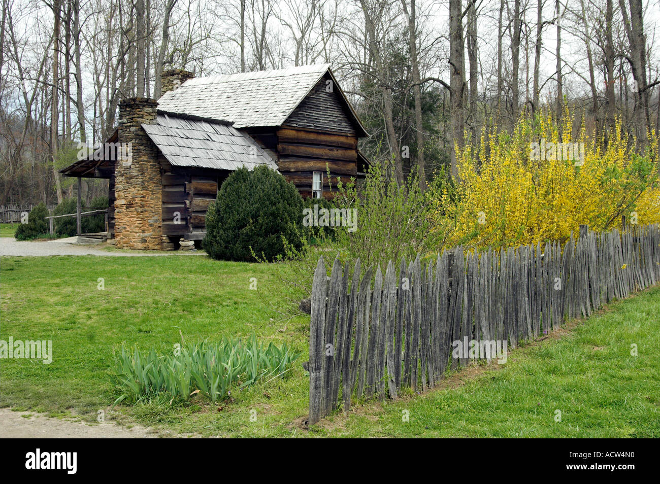 Spring blossoms at the Mountain Farm Museum cottage at the Ocunaluftee Vistor's center in The Great Smoky Mountain National Park Stock Photo