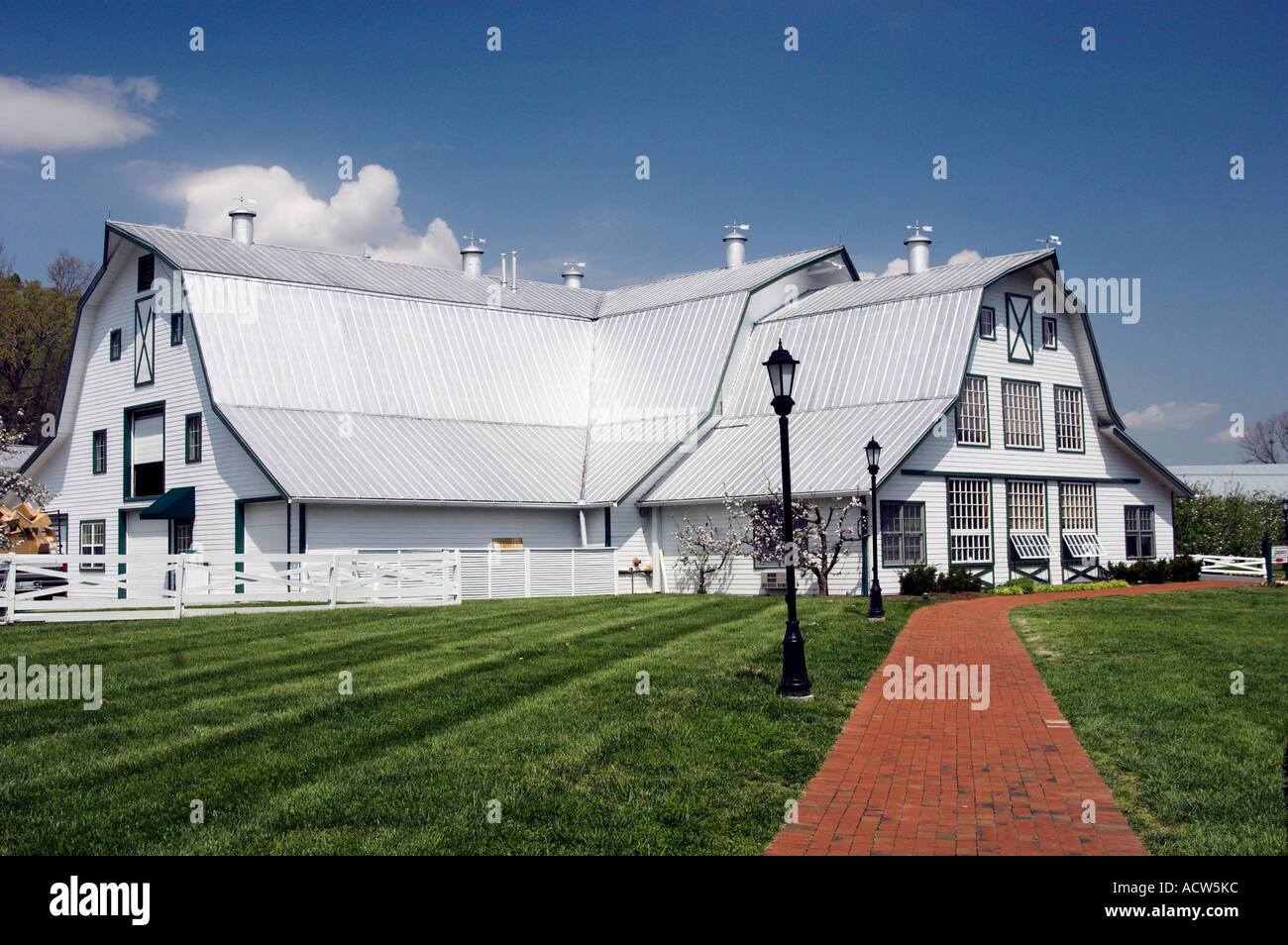 Applewood farm house barn pigeon hires stock photography and images