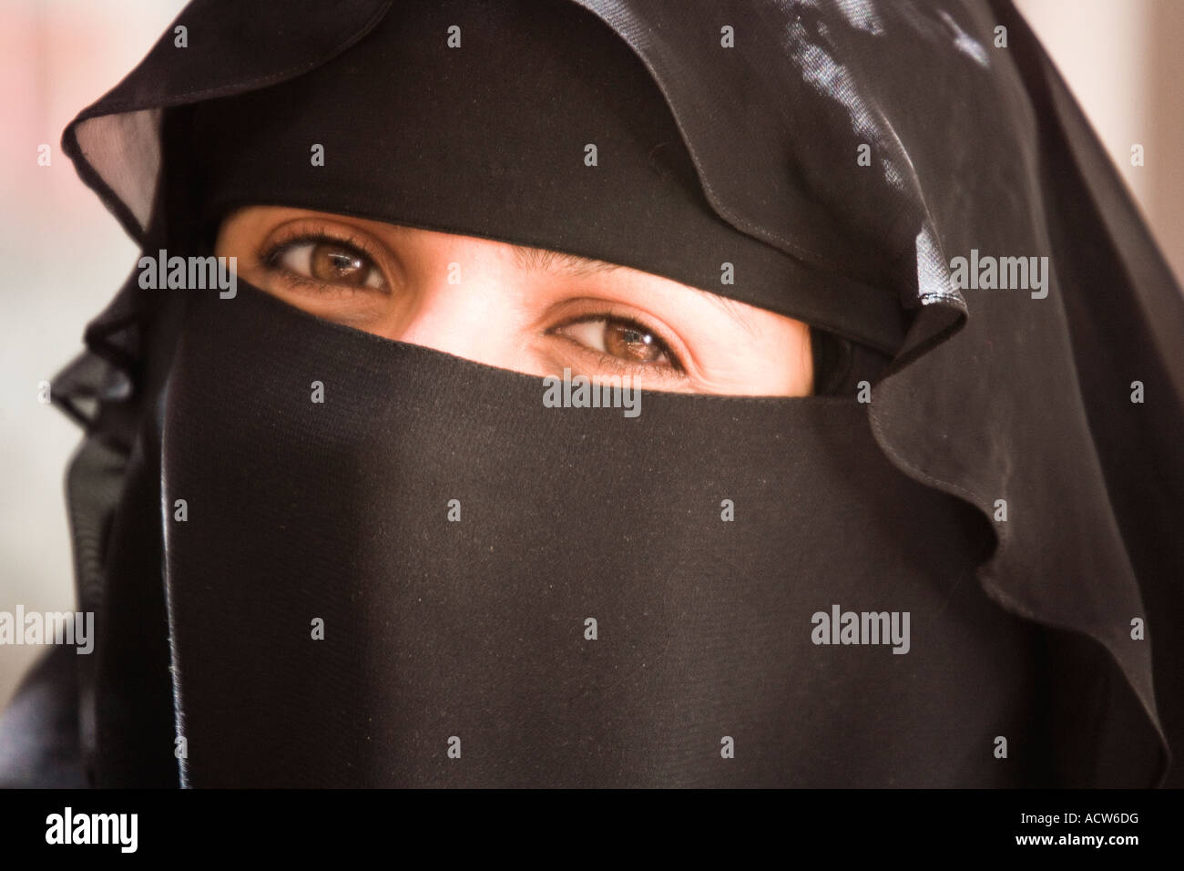 Portrait of young Yemeni girl wearing the Abbeya Sanaa Yemen MR Stock ...