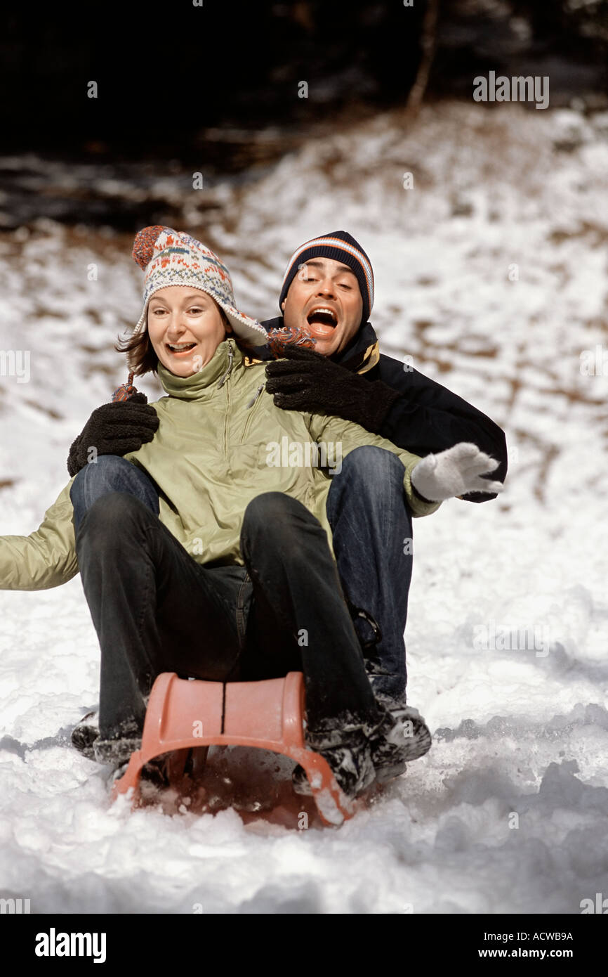 Фотосессия пары с санками. Парень с девушкой зимой. Мужик на санках с горки. Девицы на санках. Пара катается с горки.