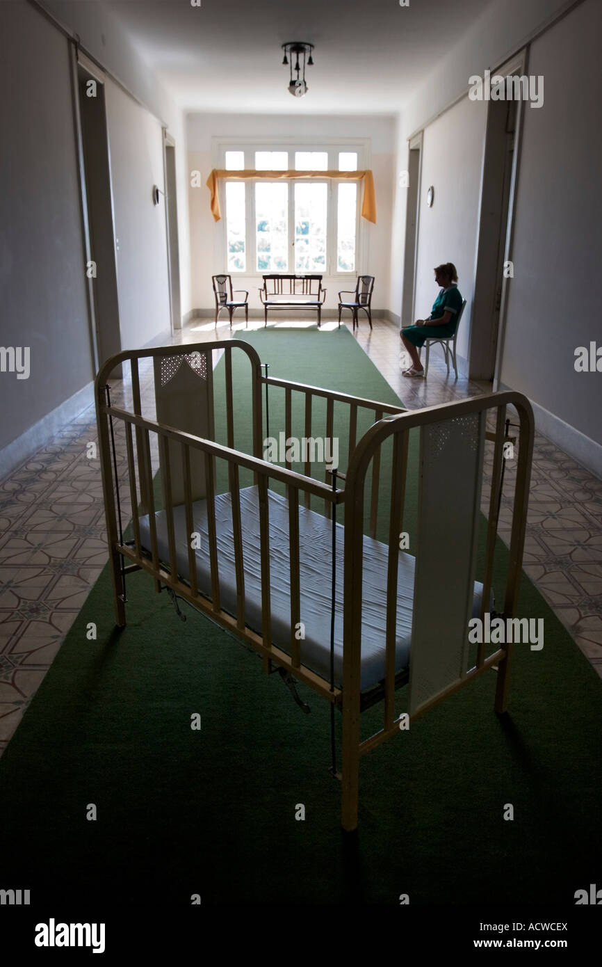 Empty cradle hires stock photography and images Alamy