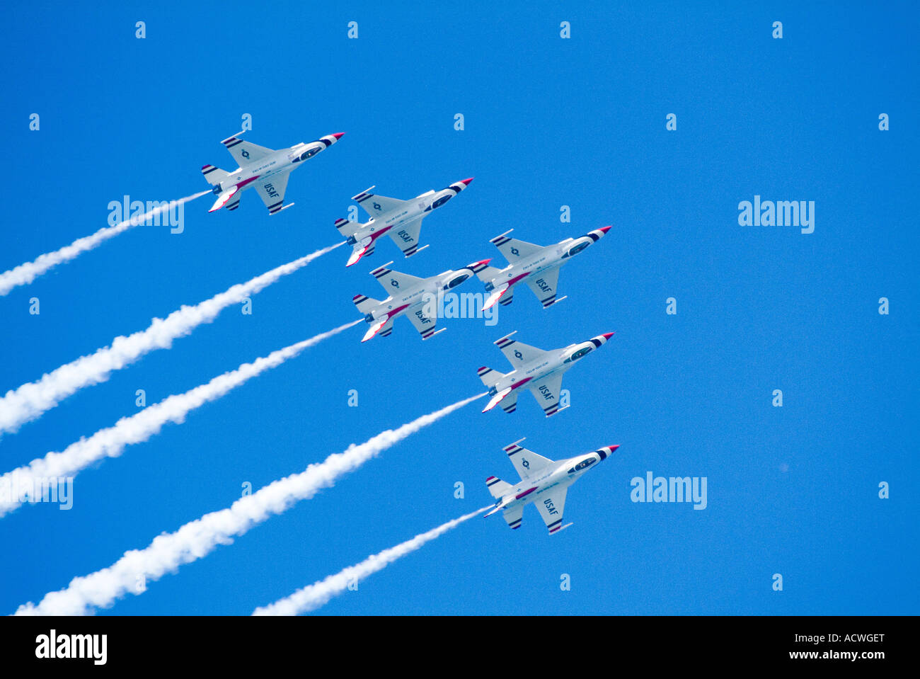 Lockheed martin f 16 fighter jets hi-res stock photography and images ...