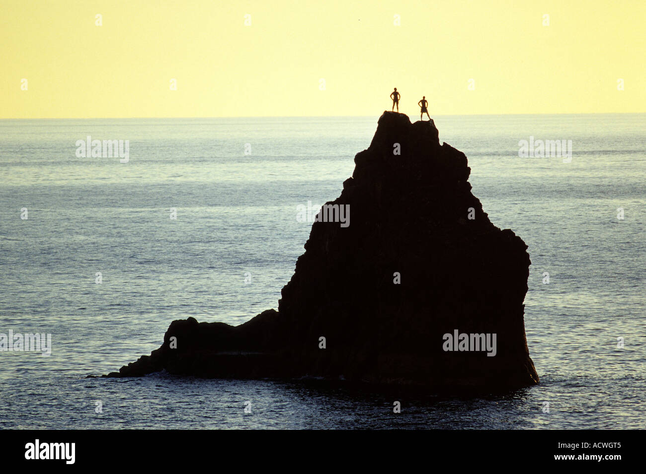 People standing on cliff hi-res stock photography and images - Alamy