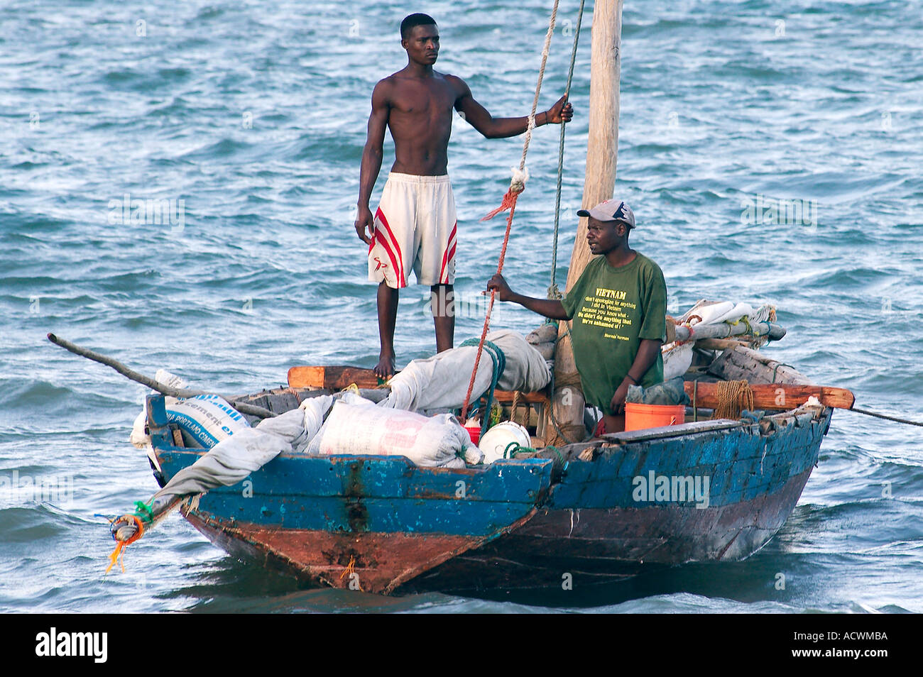afrikanische Fischer arbeiten auf einer alten Dhau african fishermen working on an old dhau Stock Photo