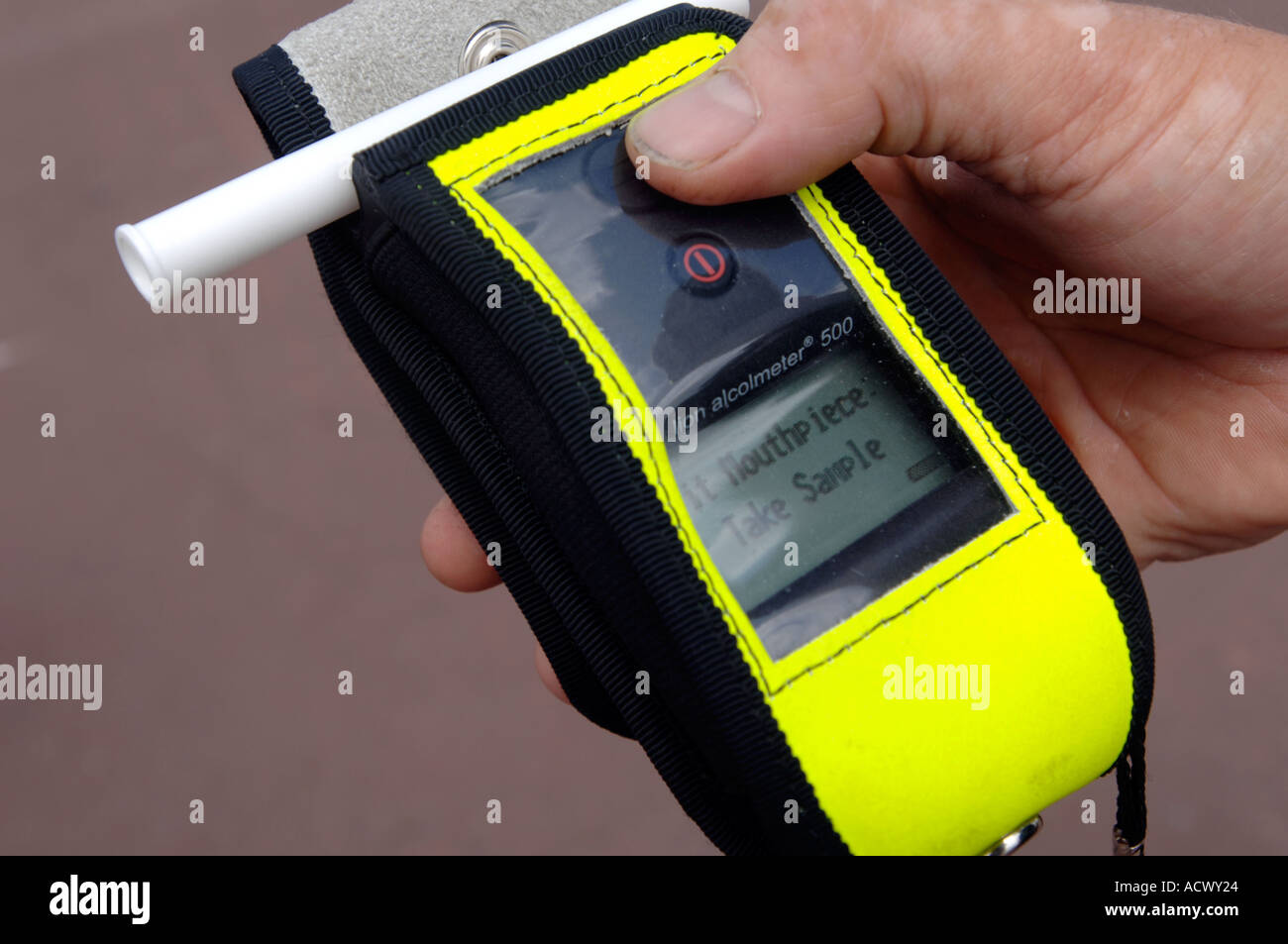 Alkohol-Test, Alkoholtester, Polizist zeigt das Gerät Stockfotografie -  Alamy