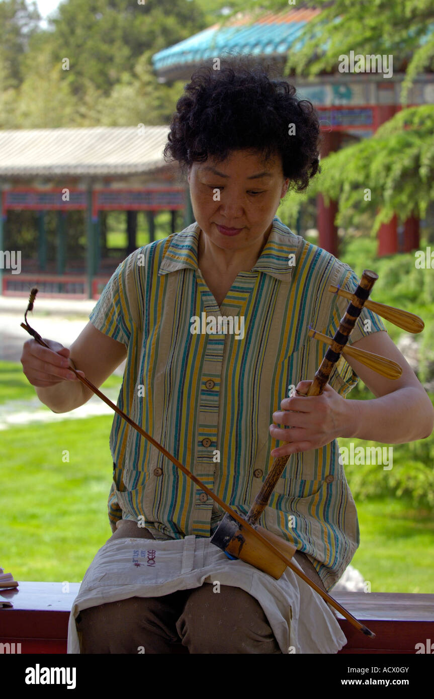 A woman playing the Erhu in the Temple of Heaven Park in Beijing Stock Photo