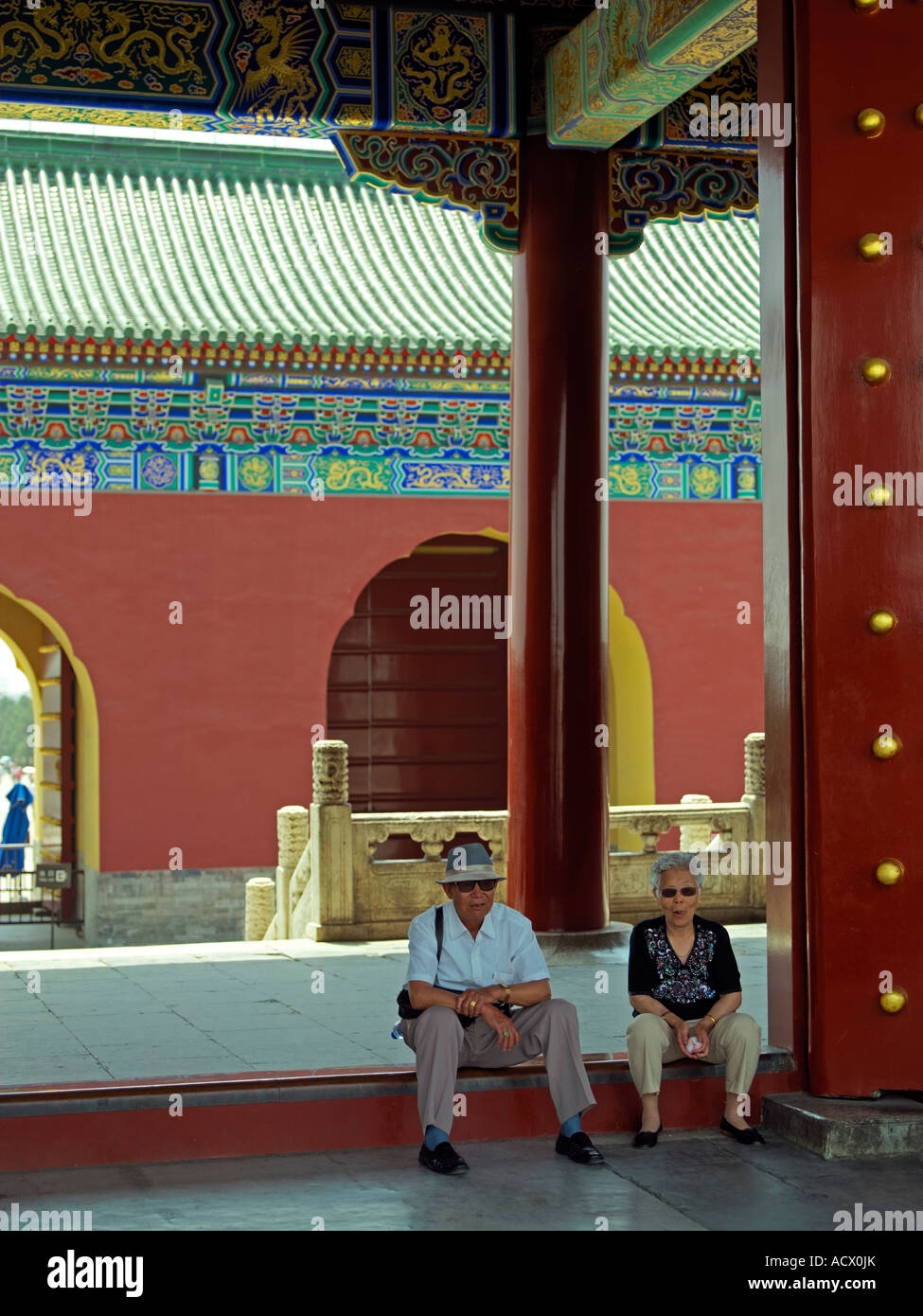 An aged Chinese couple resting in The Temple of Heaven Park Stock Photo