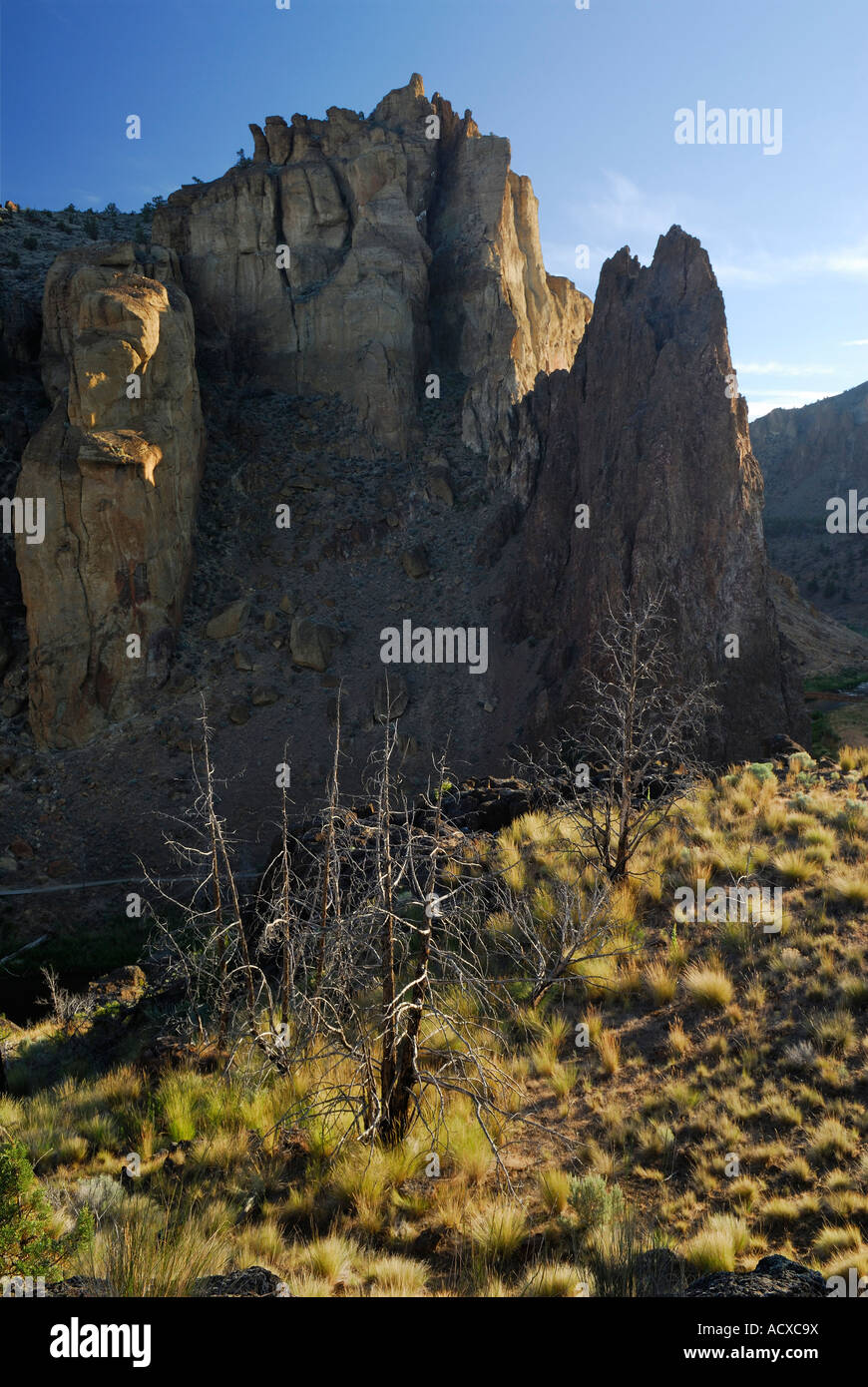 First light on Rim Rock trail and Morning glory wall at Smith Rock ...