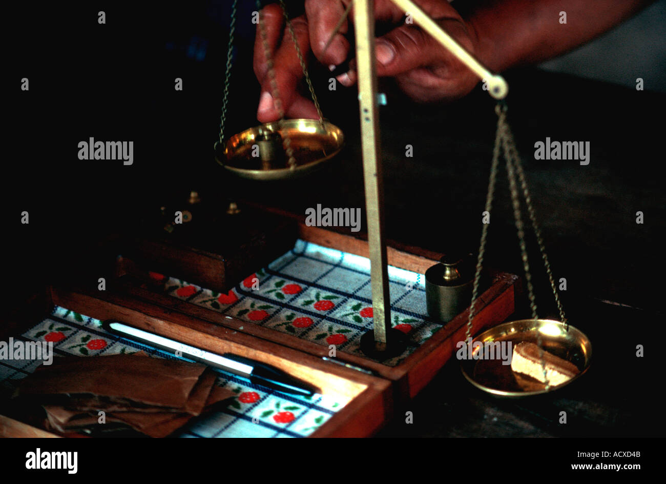 Gold weighing scale hi-res stock photography and images - Alamy