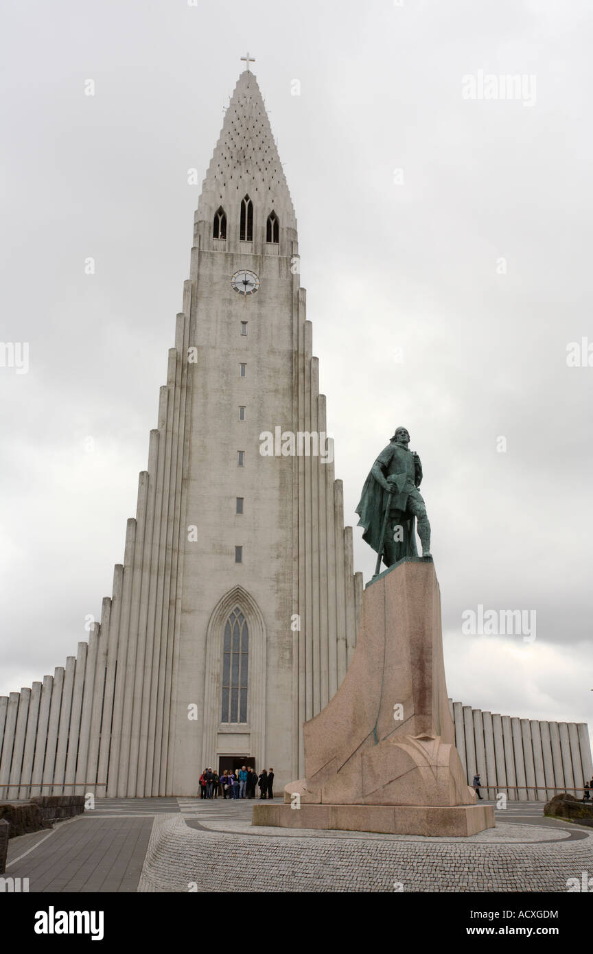Statue of Leifr Eiriksson in front of Hallgrímskirkja (church of Hallgrímur), Reykjavík, Iceland Stock Photo