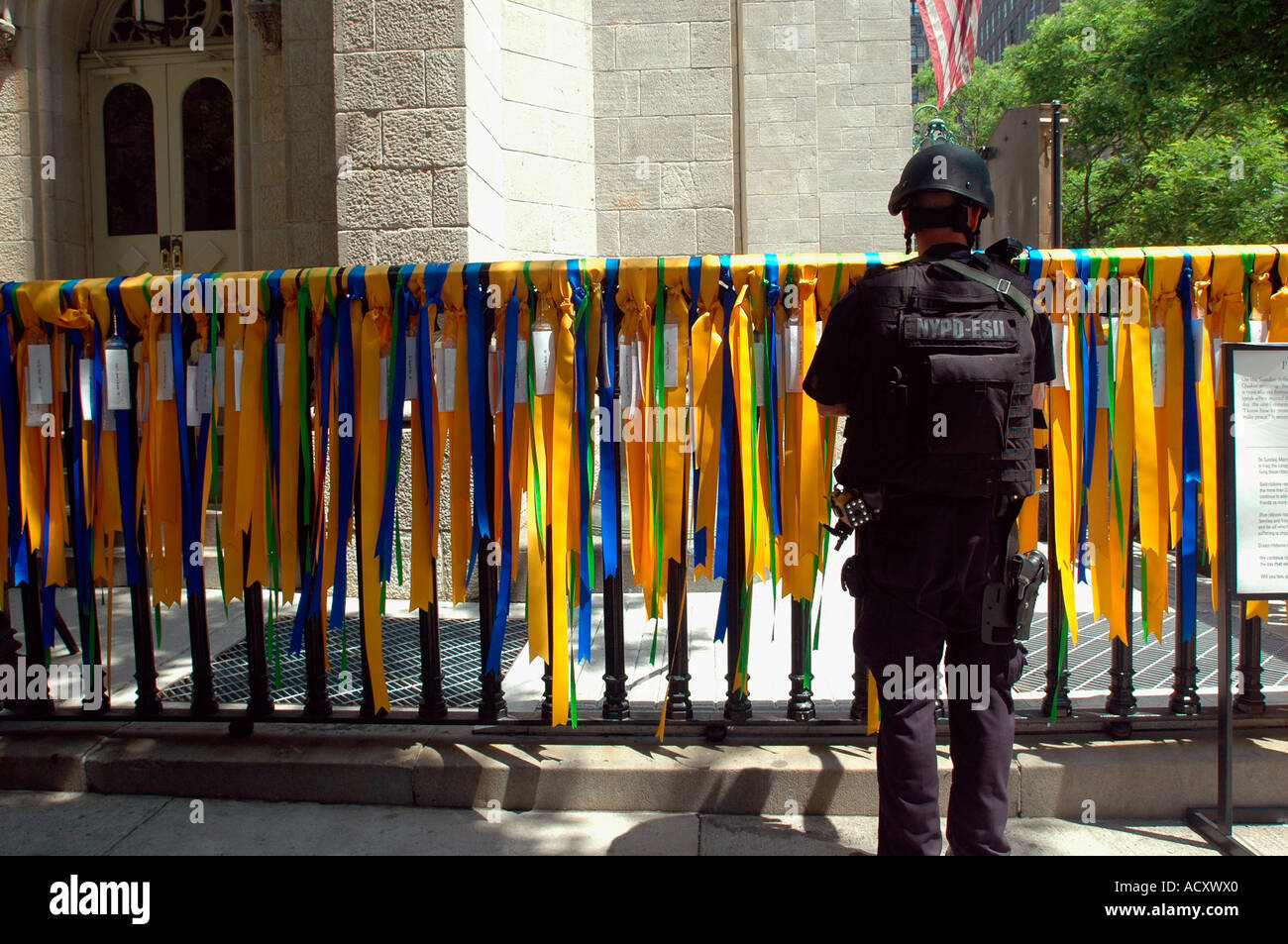 A member of the NYPD ESU povides security outside Marble Collegiate Church Stock Photo