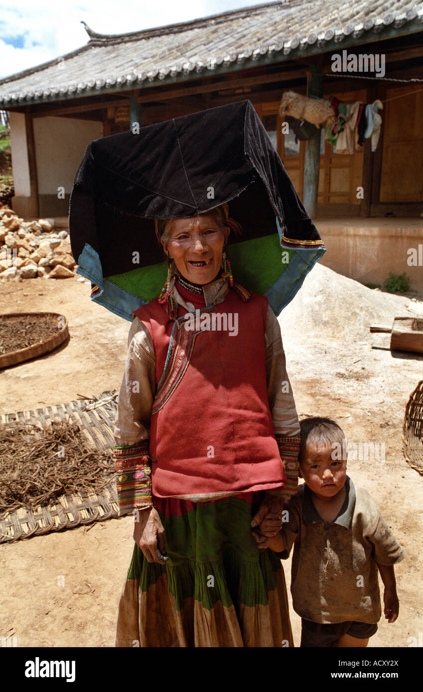 Yi Woman A Yi woman and her grandson in a small village in rural Yunnan Stock ...