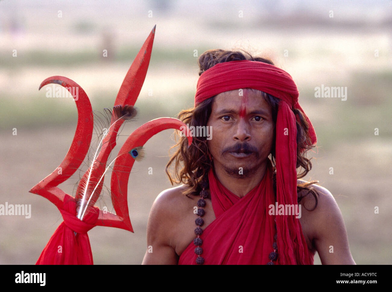 SHIVA worshipping HINDU SADDHU with TRIDENT at the PUSHKAR CAMEL FAIR a 5 day religious festival RAJASTHAN INDIA Stock Photo