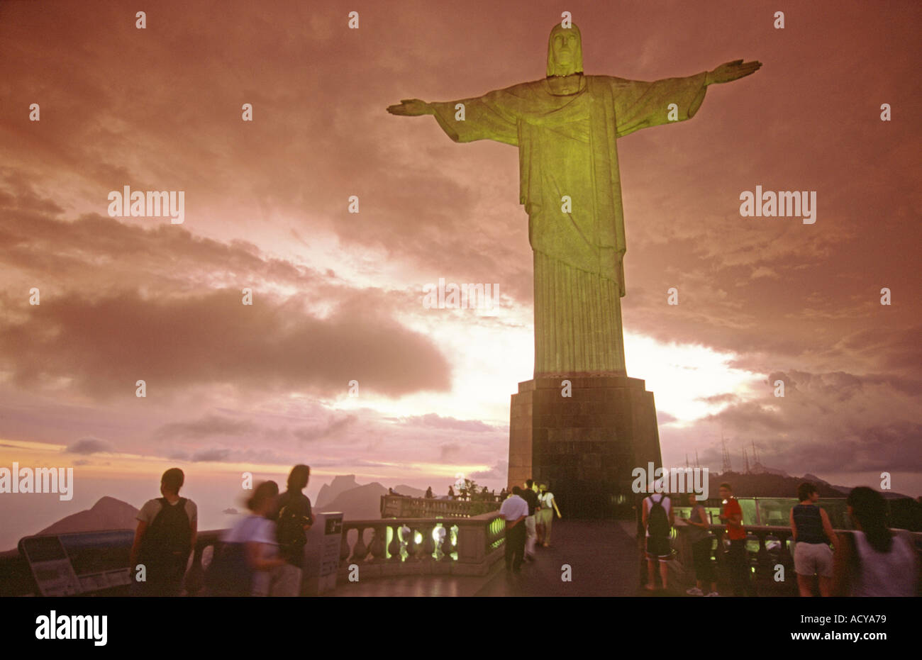 Brasil Rio de Janeiro Corcovado Hill Christ the Redeemer Statue on top 710m on Mount Corcovado sunset people Stock Photo