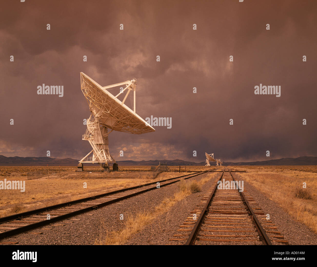 A view of one of the giant 230 ton radio telescopes of the VLA or Very  Large Array, Southern New Mexico near Magdalena Stock Photo - Alamy
