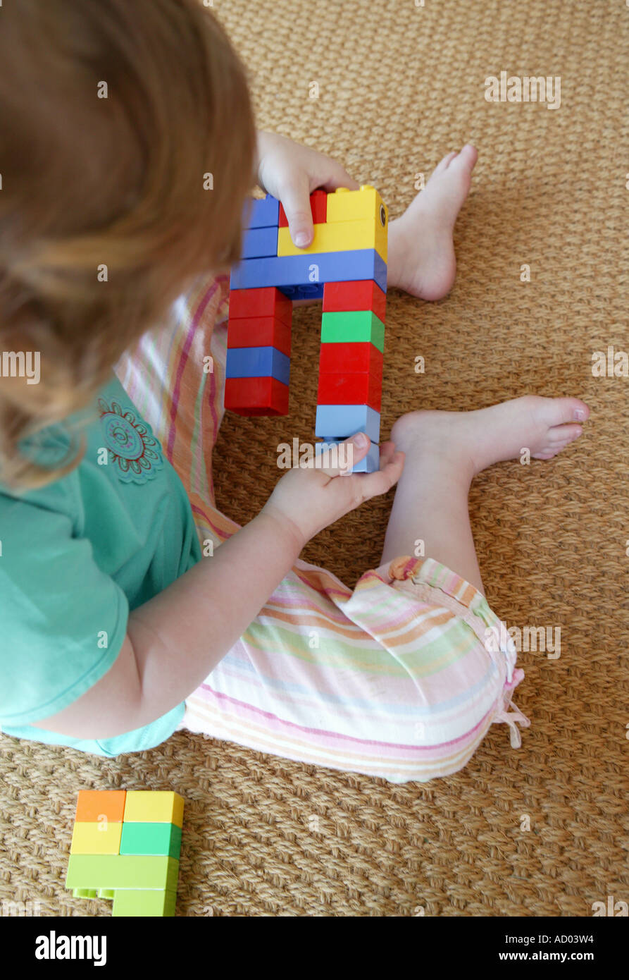 Bambino di 9 anni che gioca con Lego Set Foto stock - Alamy