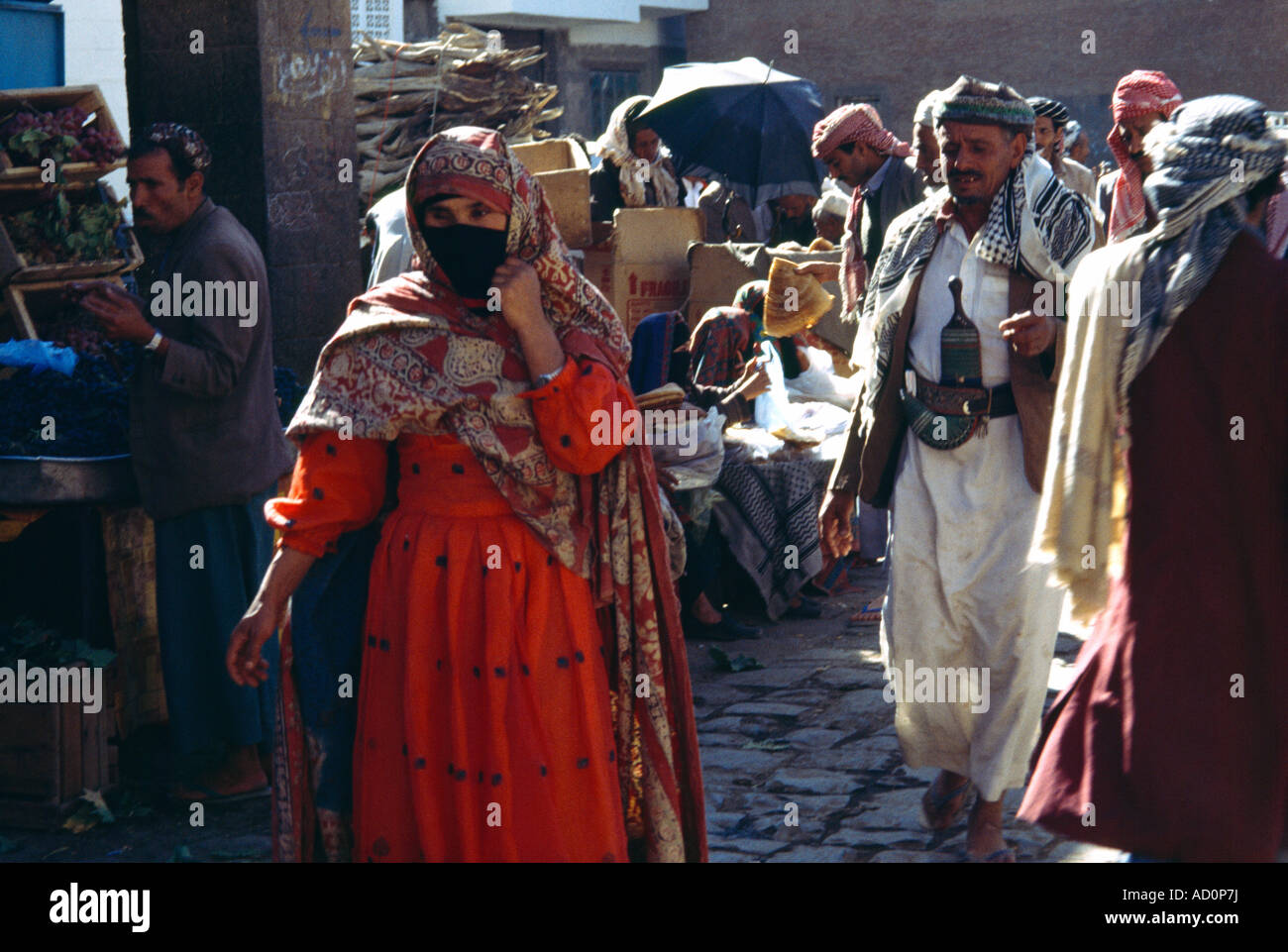 Woman in sanaa hi-res stock photography and images - Alamy