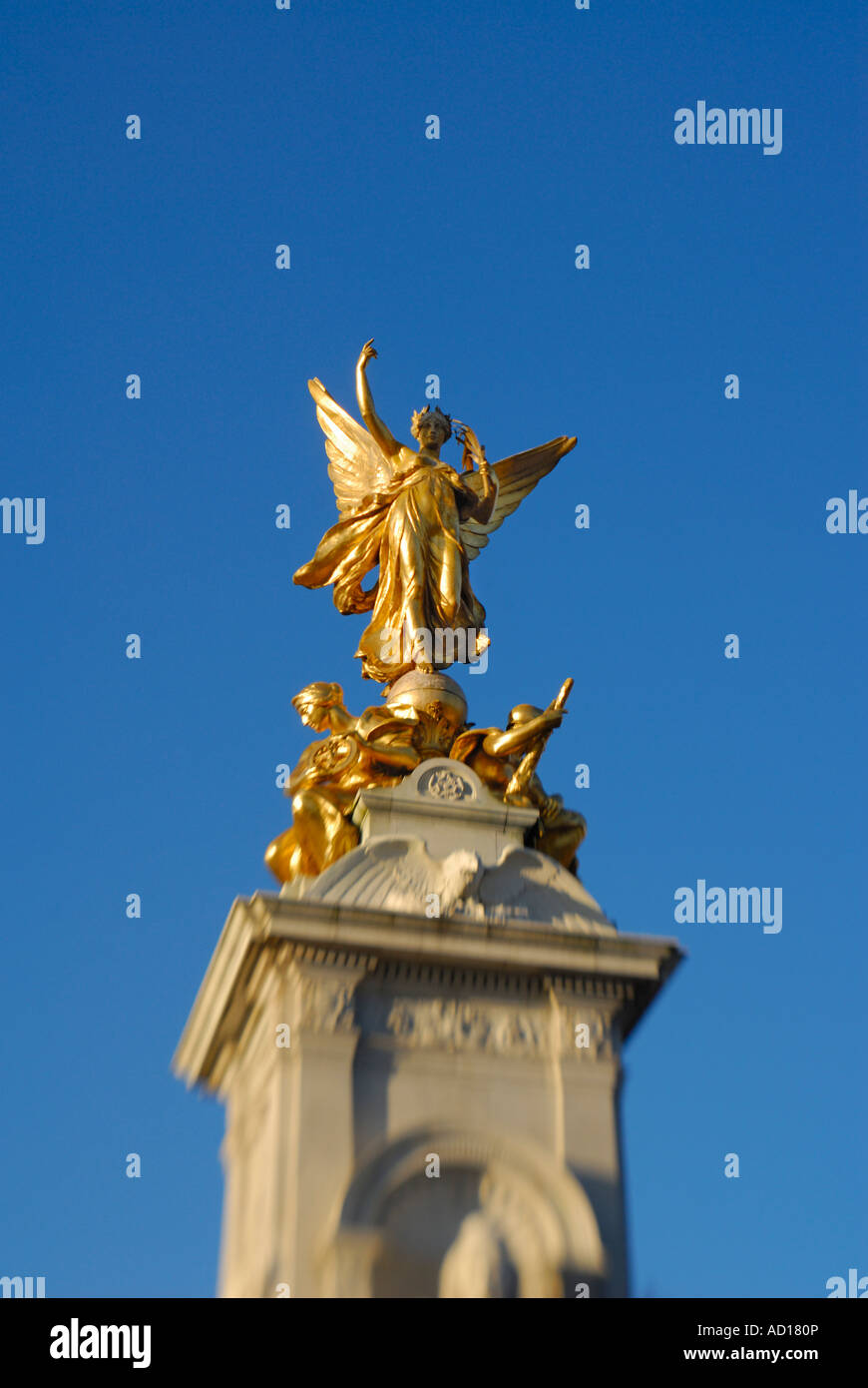 Buckingham Palace and Queen Victoria Memorial, London, England Stock Photo