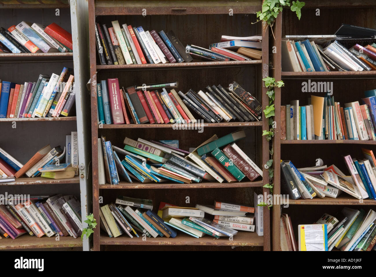 Second hand Used Unwanted Books, that are left outside and are free The Hay Festival Hay on Wye Powys Wales  UK 2006 2000s HOMER SYKES Stock Photo